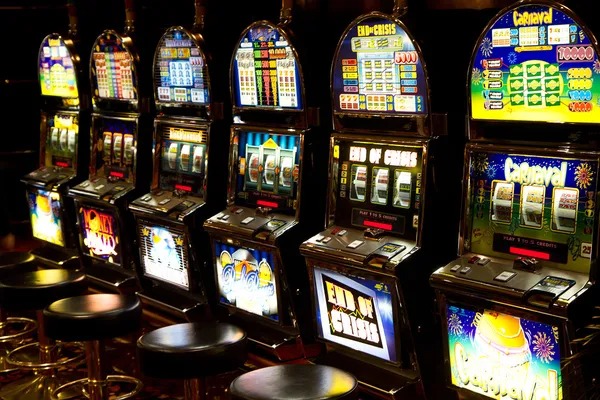 Basketball court with live scoreboard showing team scores and betting odds on jackpot108 gacor